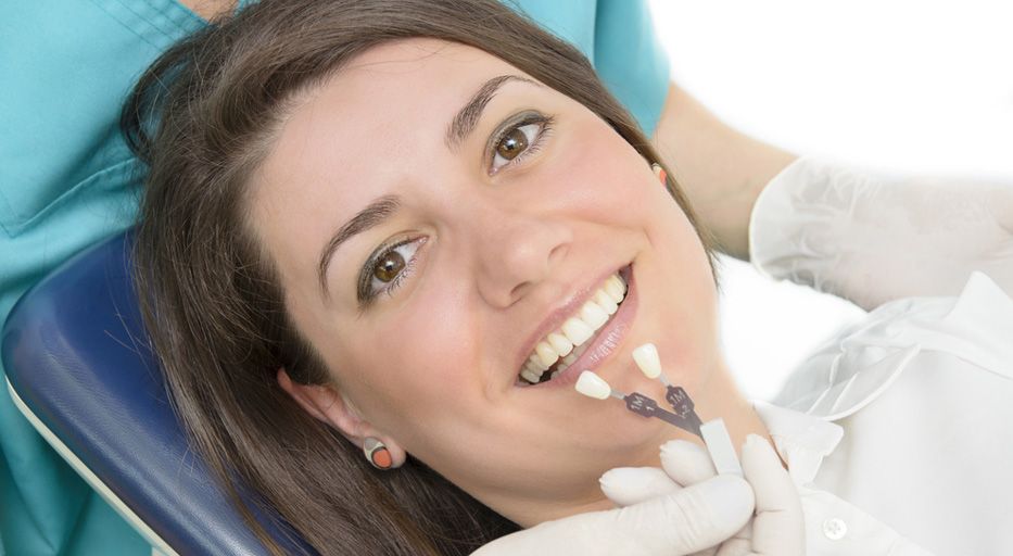 Um Ihre Zähne länger weiß zu halten, vermeiden Sie Kaffee, Tee und Nikotin - diese verfärben den Zahnschmelz